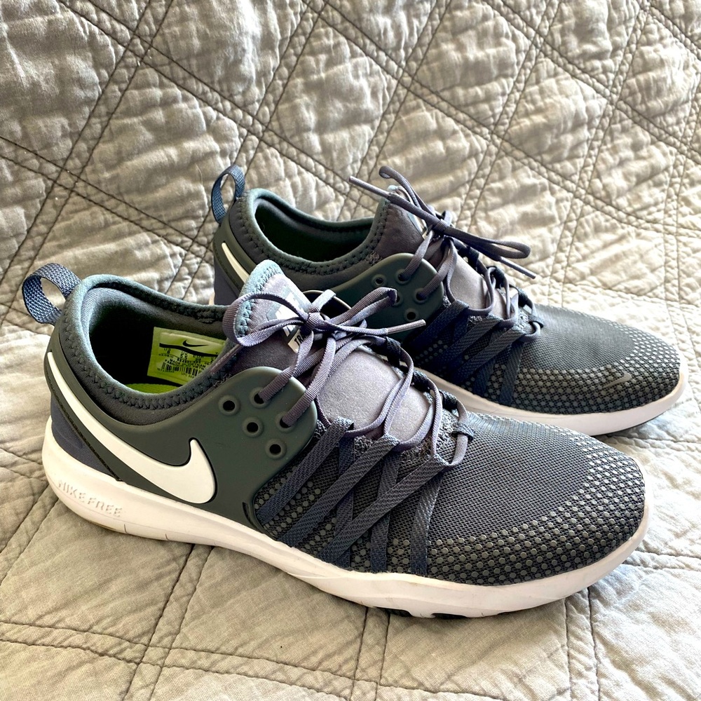 Gray Nike training sneakers. Great condition. Size 8